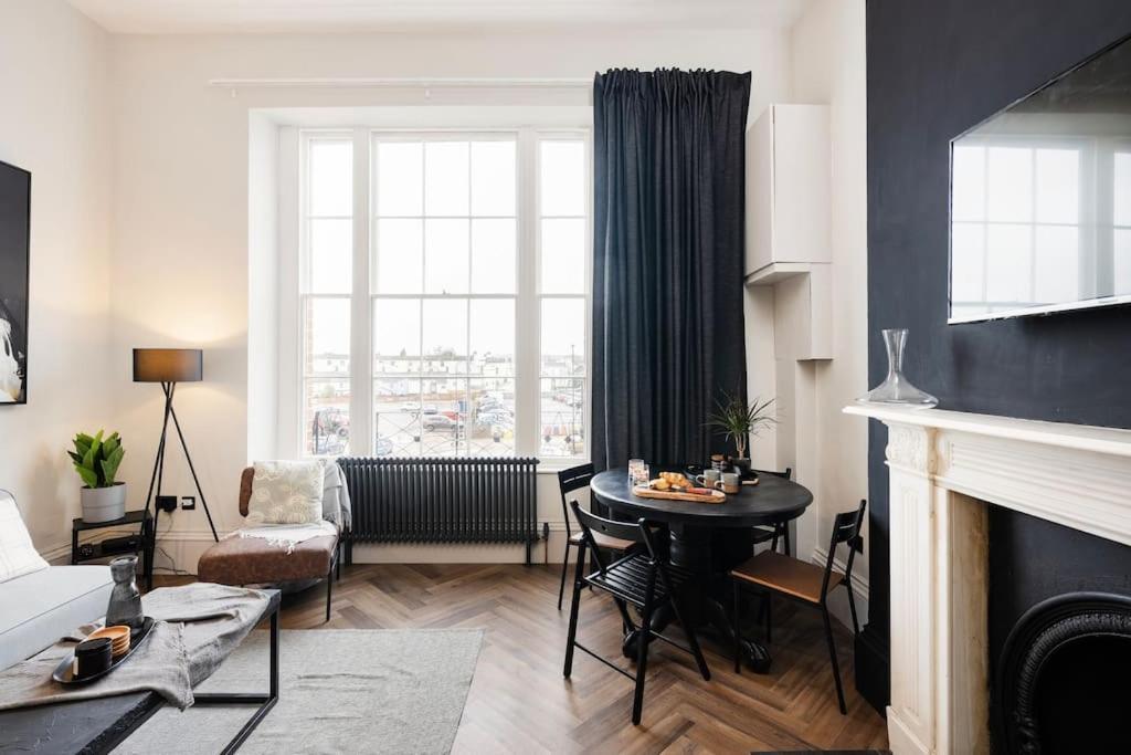High End Free Parking Wifi Balcony Ensuite Cheltenham Dış mekan fotoğraf
