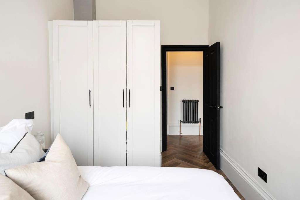 High End Free Parking Wifi Balcony Ensuite Cheltenham Dış mekan fotoğraf