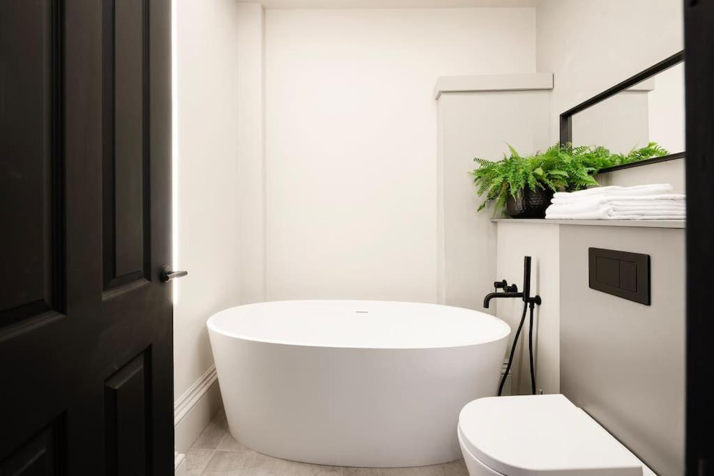 High End Free Parking Wifi Balcony Ensuite Cheltenham Dış mekan fotoğraf