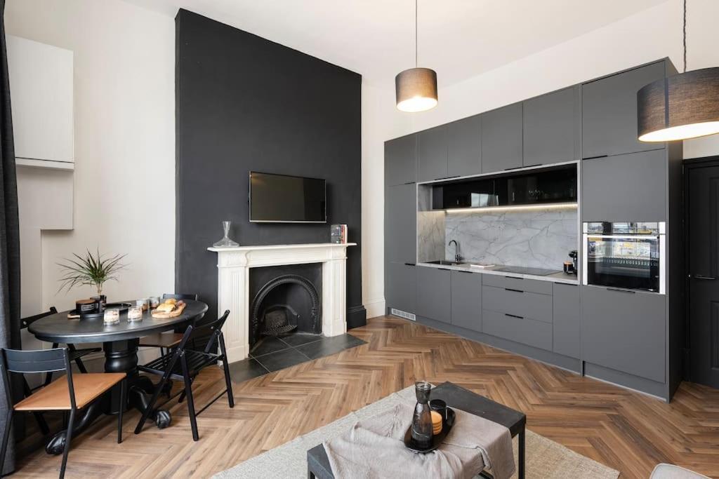 High End Free Parking Wifi Balcony Ensuite Cheltenham Dış mekan fotoğraf