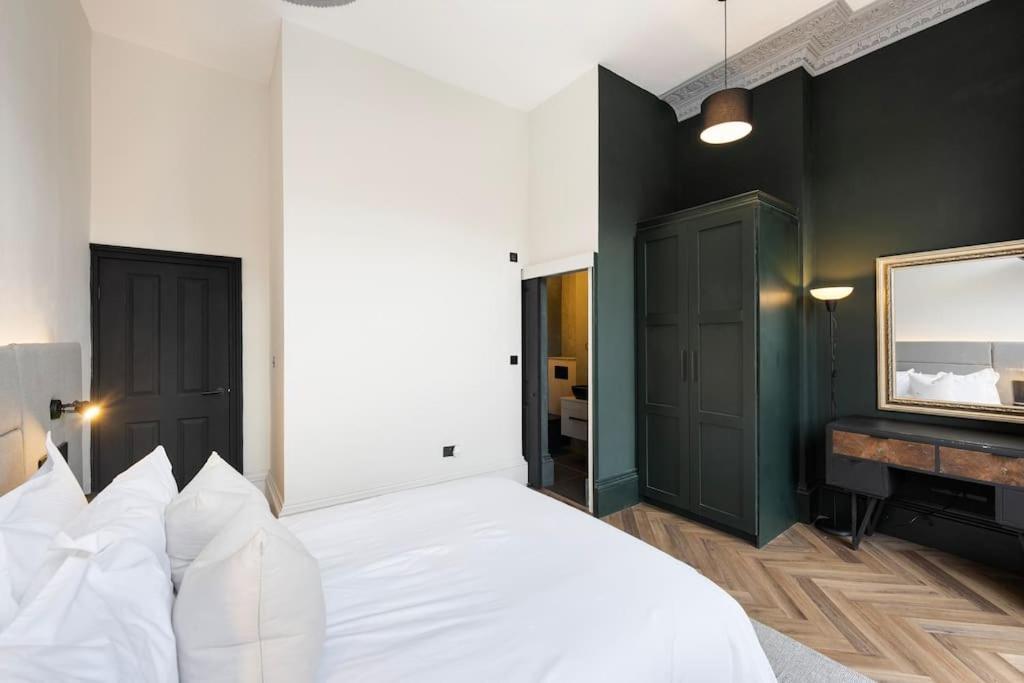 High End Free Parking Wifi Balcony Ensuite Cheltenham Dış mekan fotoğraf
