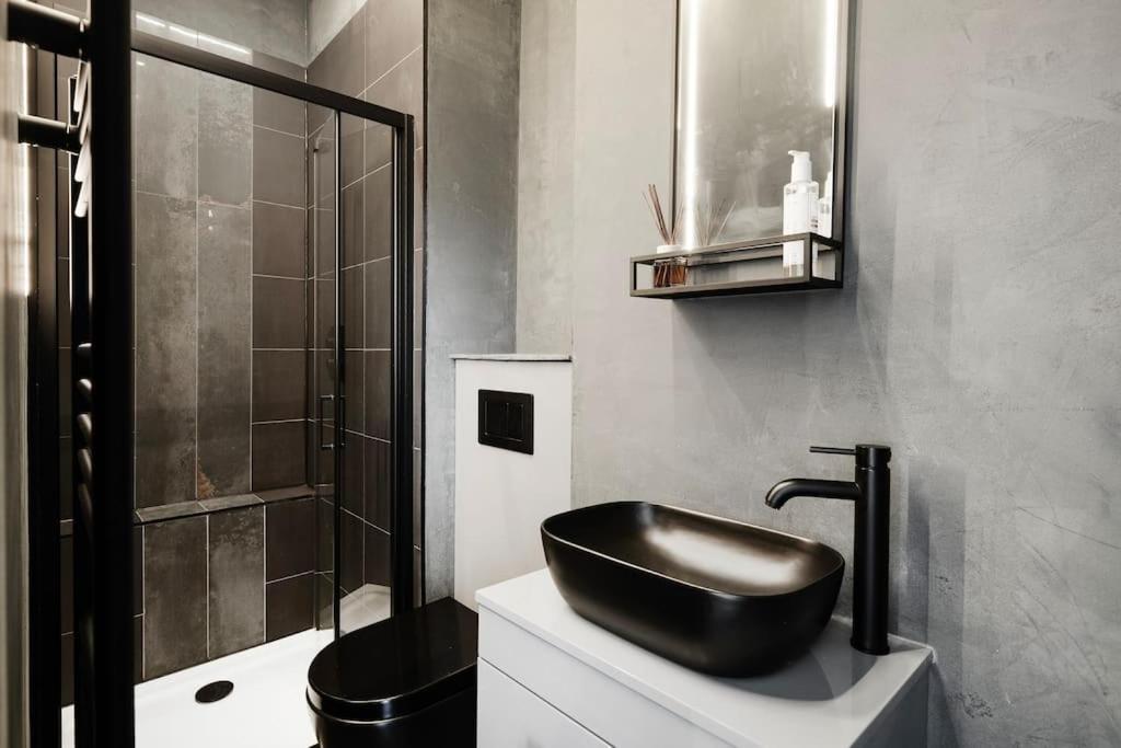 High End Free Parking Wifi Balcony Ensuite Cheltenham Dış mekan fotoğraf